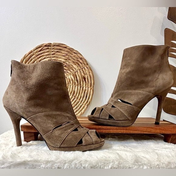 Stuart Weitzman Wavelength Bootie in Mushroom Suede Size 6.5 - Picture 5 of 10